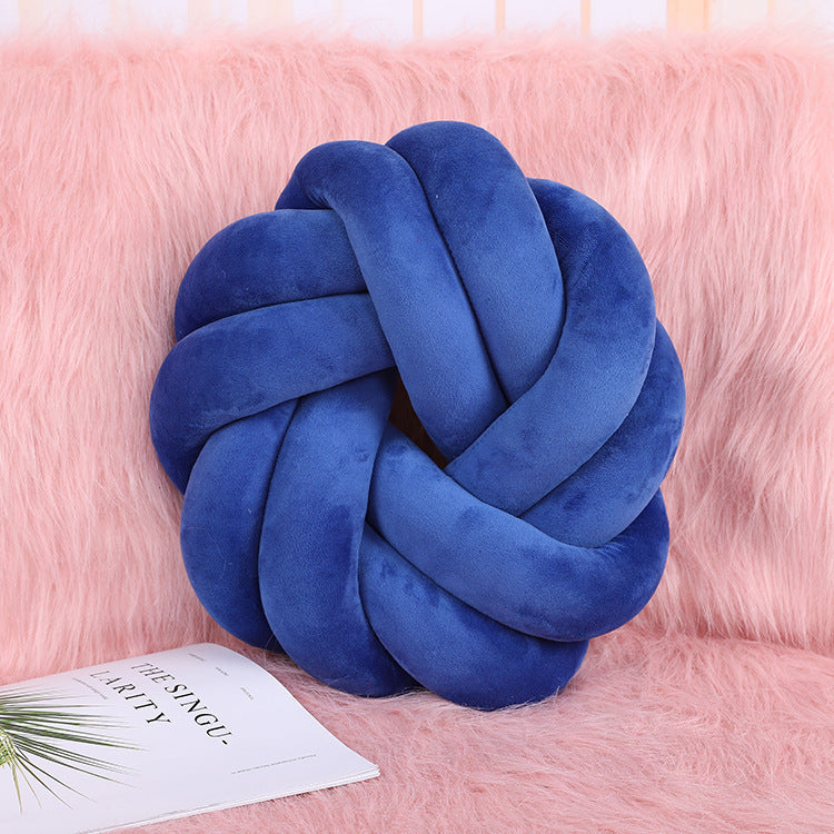 Knotted pillow