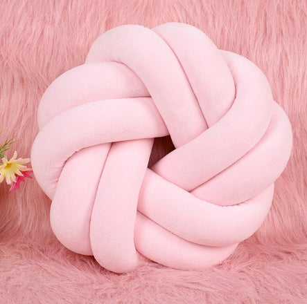 Knotted pillow